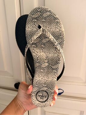 Neutral Snake-Print Flip Flop Sandals - Cream & Black